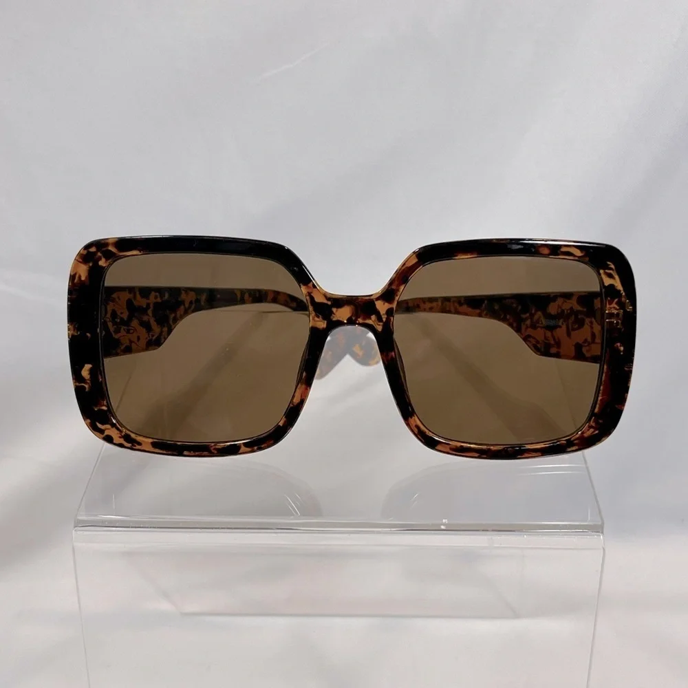 NWOT Marbled Frame Squared Oversized Sunglasses